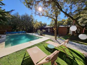 Bazén v ubytovaní Casa Rural de Rafael Cabañas de Madera alebo v jeho blízkosti