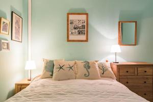 Llit o llits en una habitació de Honeysuckle Cottage