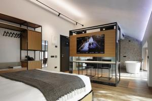A bed or beds in a room at VERSOVERDE HOTEL Alzaia Naviglio Grande