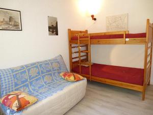 Katil dua tingkat atau katil-katil dua tingkat dalam bilik di Boost Your Immo Neouvieille Barèges PM39