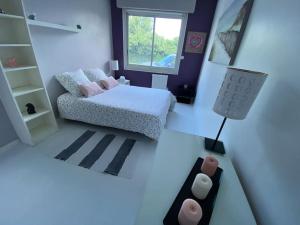 Tempat tidur dalam kamar di Appartement 45m2 à Bordeaux avec accès piscine