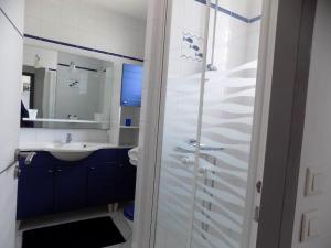 La salle de bains est pourvue d'une douche, d'un lavabo et d'un miroir. dans l'établissement Appartement 45m2 à Bordeaux avec accès piscine, à Bordeaux