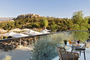 Hotel Thissio في أثينا: شرفة فندق مع جبل في الخلفية