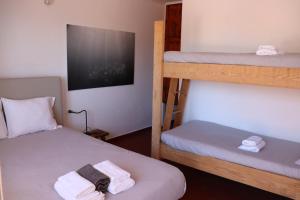 ein Zimmer mit 2 Etagenbetten mit Handtüchern darauf in der Unterkunft BerlengaBed&Breakfast in Peniche