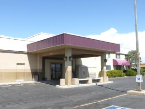 um edifício com um telhado vermelho e um parque de estacionamento em Red Roof Inn Grand Junction em Grand Junction