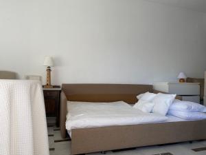 Una cama con sábanas blancas y almohadas en una habitación. en Apartamento en Primera Linea, en La Herradura