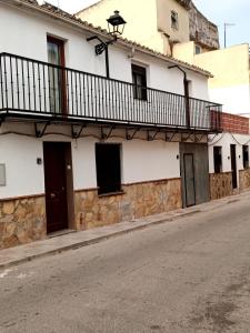 ein Gebäude mit einem Balkon an der Straßenseite in der Unterkunft Sweet Home in Martos