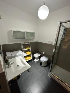 ein Bad mit einem Waschbecken, einem WC und einer Dusche in der Unterkunft Zanclea in Palermo