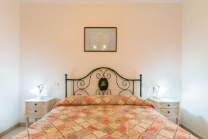 une chambre avec un lit et deux tables de nuit dans l'établissement Papà Giuseppe Appartamento Grande, à Cortone 25 autres photos