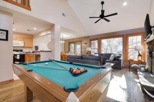 ein Wohnzimmer mit einem Billardtisch in der Unterkunft Pocono Mountain Home , Hot Tub- 1 Mile To Skiing! in Tannersville