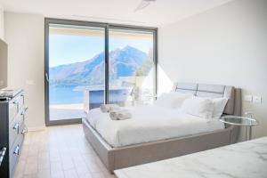 Schlafzimmer mit einem Bett und Bergblick in der Unterkunft THE VIEW!!! by Design Studio in Perledo