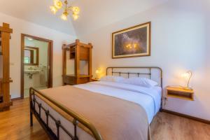 Un pat sau paturi într-o cameră la Solar dos Reis by An Island Apart