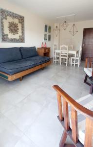 - un salon avec un canapé et une salle à manger dans l'établissement Genetrix 10 - Bon Repos, à San Miguel de Tucumán
