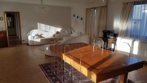 a living room with a table and a couch at Logement dans le cœur historique de Mons in Mons