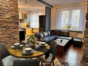 - un salon avec une table et un canapé dans l'établissement Be Inn - Luxury Apartment Gliwice, à Gliwice