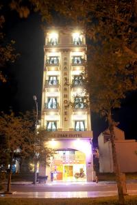 een hoog gebouw met 's nachts verlichting bij Sea Star Hotel in Phan Thiet