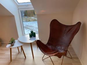 Posezení v ubytování Nyopført luksusværelse i naturskønne og rolige omgivelser