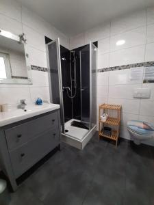 アールベックにあるInseltraumのバスルーム(シャワー、洗面台、トイレ付)