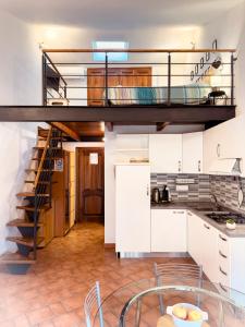una cocina con una escalera de caracol en un loft en The Iris Flower, en Viterbo