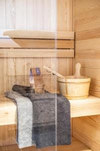 a towel sitting on a shelf in a sauna at Ein JUWEL "zum-Auerhahn" in Modriach