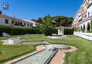 a courtyard with a swimming pool and a building at Apartamentos Arcos I Superior Casa Azahar in Alcossebre