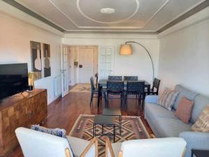 ein Wohnzimmer mit Sofa und Tisch in der Unterkunft Fabulous Terrace Cascais - Checkinhome in Cascais