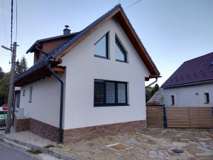 Een wit huis met de nummer één erop. bij Rekreačný dom pod Smrekovom in Lúčky