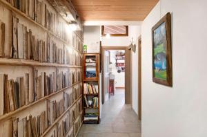 un couloir avec des étagères remplies de livres dans l'établissement Ca' La Vedescia Mansarda Beli Miri, à Teglio