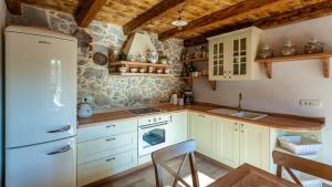 Photo de la galerie de l'établissement Villa Lusa by Villas Holiday, à Bajčići 32 autres photos