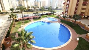 - une vue sur la grande piscine située dans un bâtiment dans l'établissement Los Miradores, La Manga del Mar Menor, à Murcie