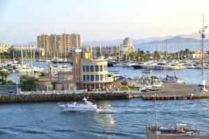 un barco en el agua cerca de un puerto deportivo en Los Miradores, La Manga del Mar Menor, en Murcia