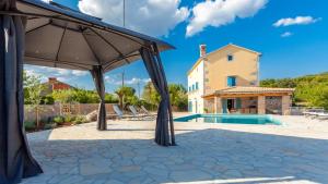 una vista esterna di una villa con piscina di Villa Lusa by Villas Holiday a Bajčići