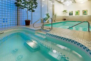 Bazén v ubytování Radisson Hotel Vancouver Airport nebo v jeho okolí
