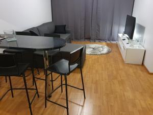 a living room with a black table and chairs at Edullinen majoitus Ähtärissä! in Ähtäri