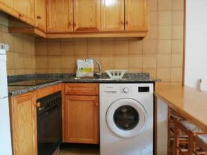 Kuchyň nebo kuchyňský kout v ubytování Apartamento con terraza Herbasabina 1