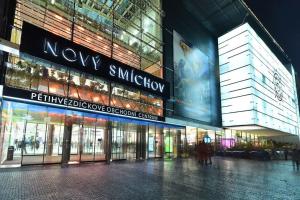 budynek z ludźmi idącymi przed nim w nocy w obiekcie Central studio - Anděl w Pradze