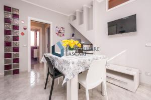 Televízia a/alebo spoločenská miestnosť v ubytovaní Villa Luana, a pochi passi dal mare