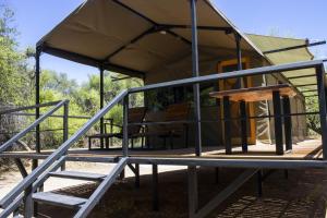 奧馬魯魯的住宿－TimBila Camp Namibia，一个小房子,设有门廊和甲板