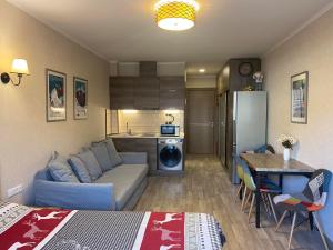 uma pequena sala de estar com um sofá e uma cozinha em New Gudauri Alpen Apartments em Gudauri
