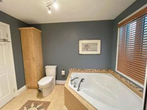 魁北克市的住宿－Sweetwater House，浴室配有白色浴缸和卫生间。