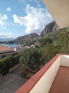 d'un balcon avec vue sur l'eau et les montagnes. dans l'établissement casa vacanze Sicilia Bedda Seaside, à Santa Flavia