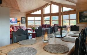 Brunstad的住宿－Nice Home In Straumgjerde With Wifi，一间带桌椅和窗户的用餐室