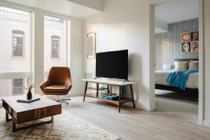 1 dormitorio con 1 cama y escritorio con TV en Sonder at SECOND & SECOND en Minneápolis