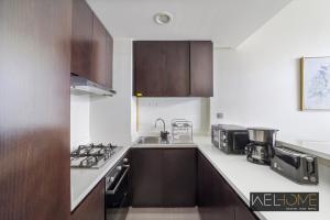 Kuchyň nebo kuchyňský kout v ubytování WelHome - Chic Apartment in Liveliest Area in Business Bay
