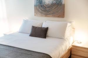 Postel nebo postele na pokoji v ubytování Pazzallo Apartments by Quokka 360 - strategic location near the motorway exit