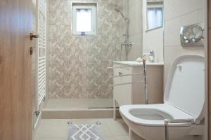 La salle de bains est pourvue de toilettes et d'un lavabo. dans l'établissement Apart Relax Turda, à Turda