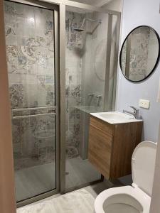 ein Badezimmer mit Dusche, Toilette und Waschbecken in der Unterkunft 306Hermoso, céntrico y acogedor loft en Cartagena in Cartagena de Indias