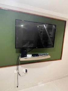 einen Flachbild-TV an der Wand im Bad in der Unterkunft 306Hermoso, céntrico y acogedor loft en Cartagena in Cartagena de Indias