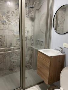 a bathroom with a shower and a sink and a toilet at 306Hermoso, céntrico y acogedor loft en Cartagena in Cartagena de Indias