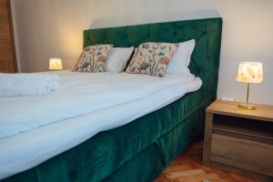 Un pat sau paturi într-o cameră la Apart Relax Turda